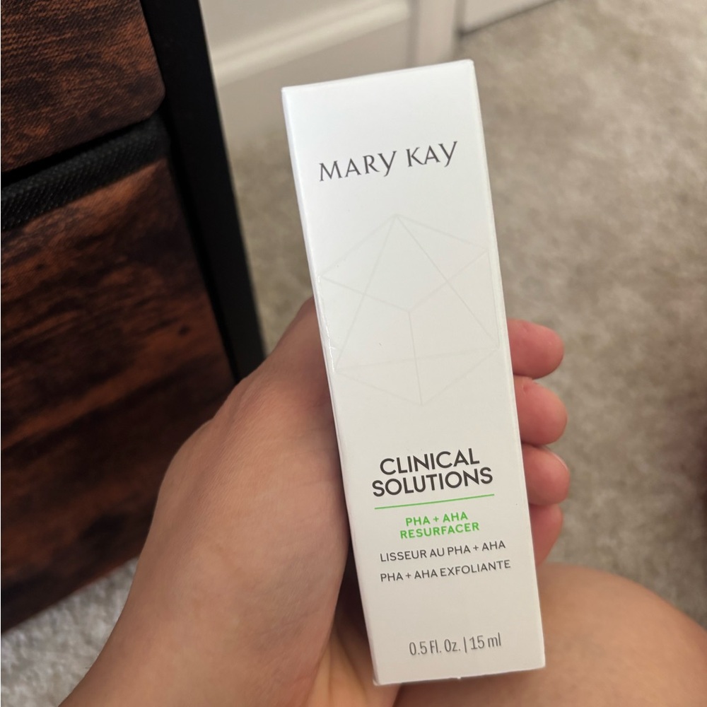Mary Kay Clinical Solutions Resurfacer in White with Green Accents